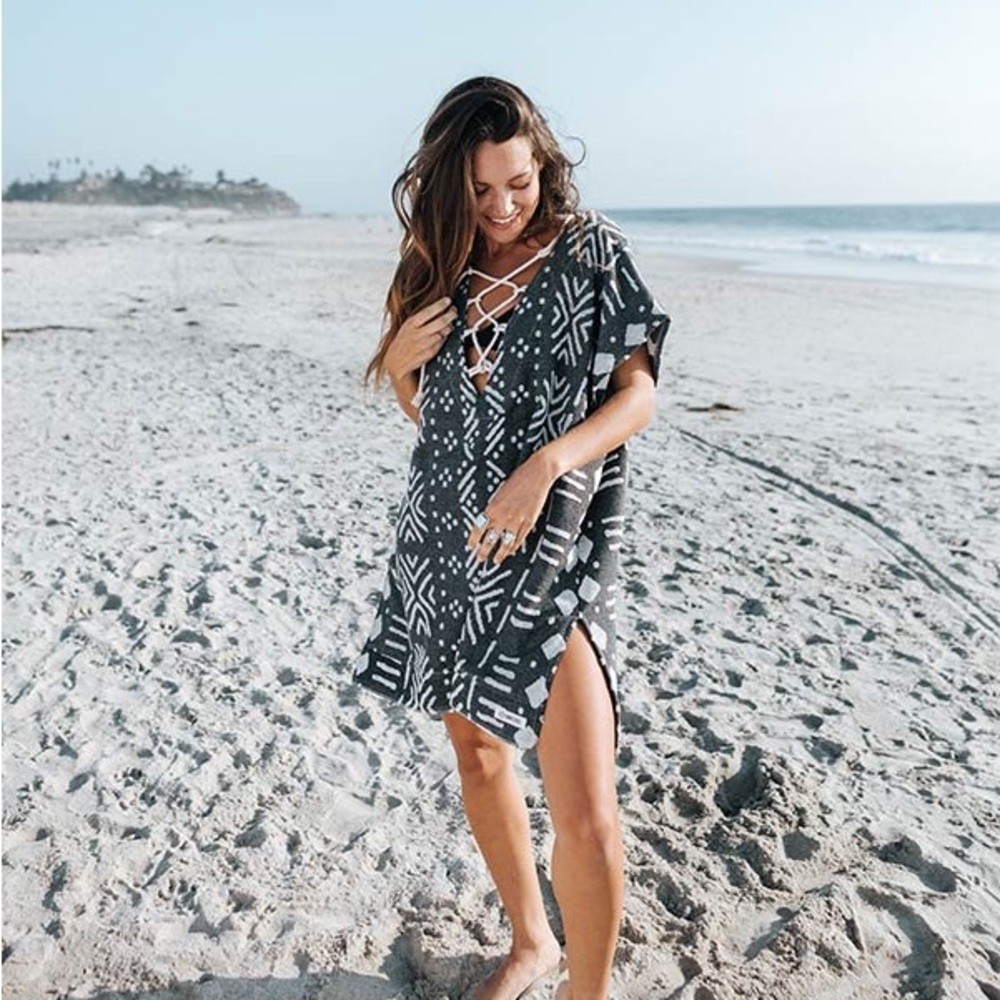 Black and White Geometric Swim Coverup - Picture 10 of 11